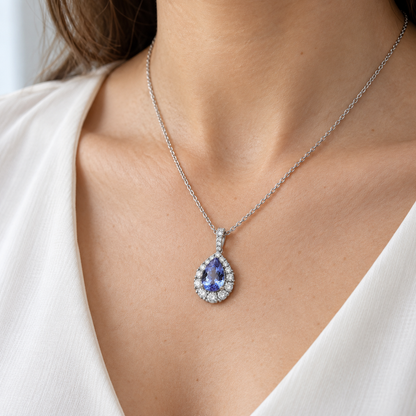 Colgante de lágrima azul y halo V-2687/CL — joya puesta desde otro ángulo