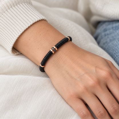 Pulsera oscura con brillantes negros V-2724/PU — primer plano de la joya puesta