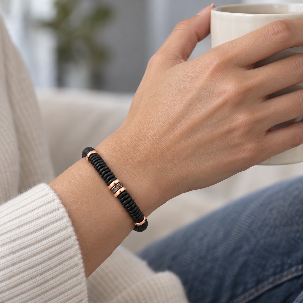 Pulsera oscura con brillantes negros V-2724/PU — joya puesta desde otro ángulo