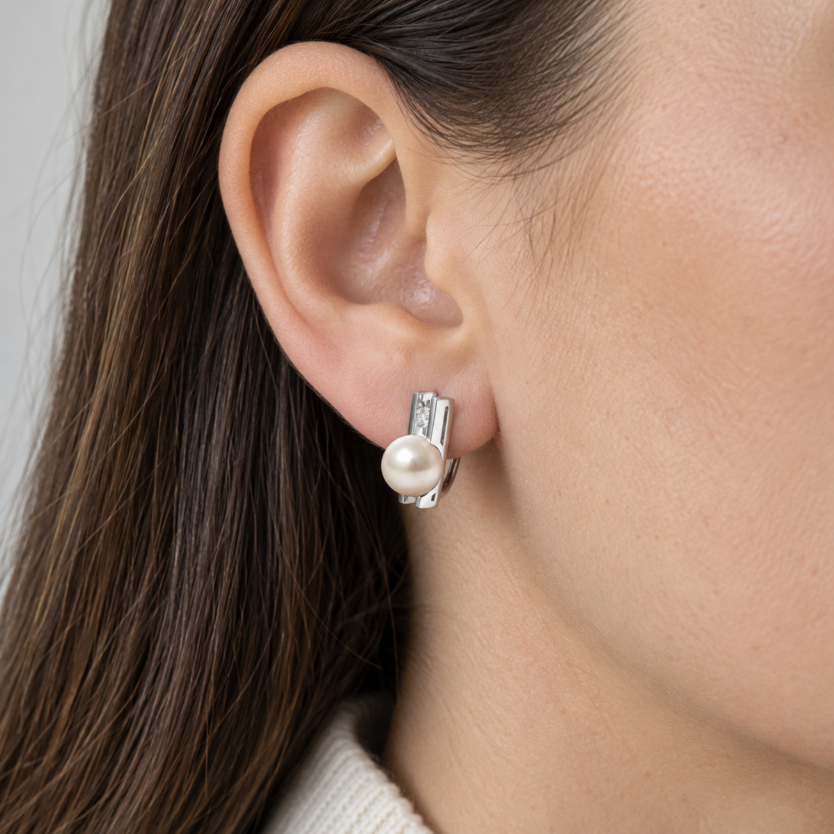 Pendientes de perla y líneas geométricas V-2789/P — primer plano de la joya puesta