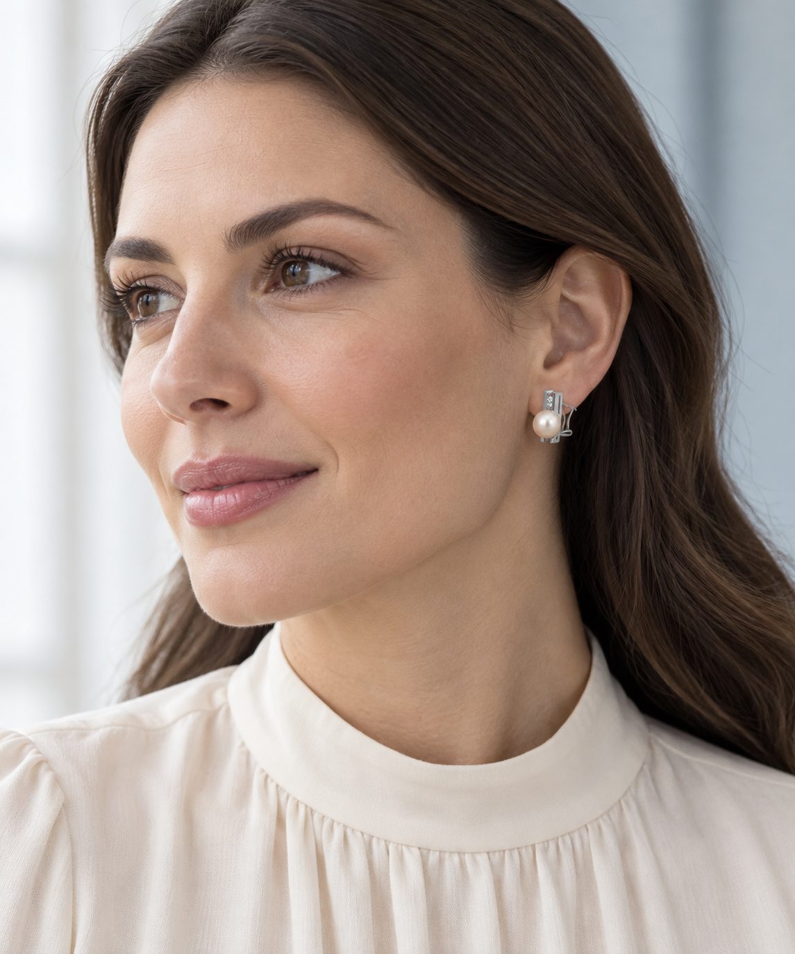 Pendientes de perla y líneas geométricas V-2789/P — joya puesta con modelo