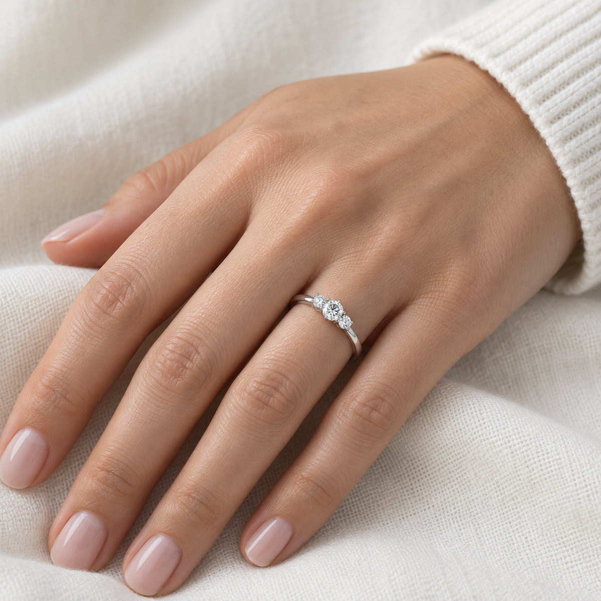 Anillo de compromiso con aro liso V-2803/S — primer plano de la joya puesta