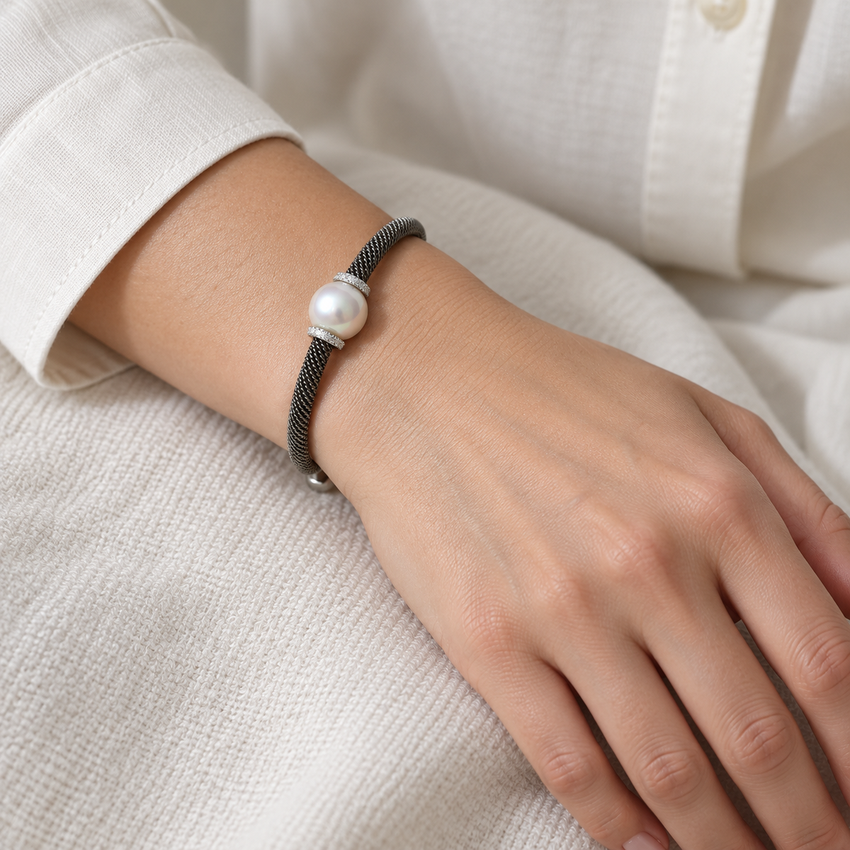 Pulsera de acero de contraste nacarado V-2850/PU — primer plano de la joya puesta