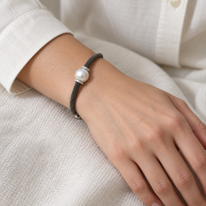 Pulsera de acero de contraste nacarado V-2850/PU — primer plano de la joya puesta