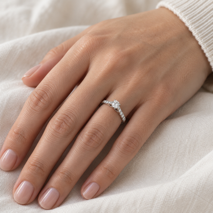 Anillo de compromiso con hombros luminosos V-2906/S — primer plano de la joya puesta