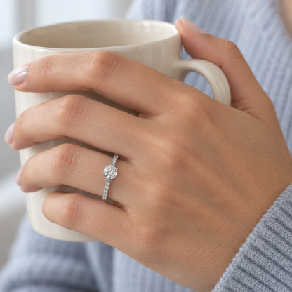 Anillo de compromiso con hombros luminosos V-2906/S — joya puesta desde otro ángulo
