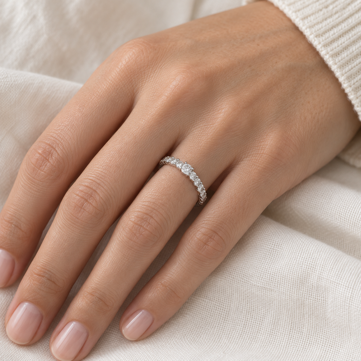 Anillo de compromiso de contorno luminoso V-2984/S — primer plano de la joya puesta
