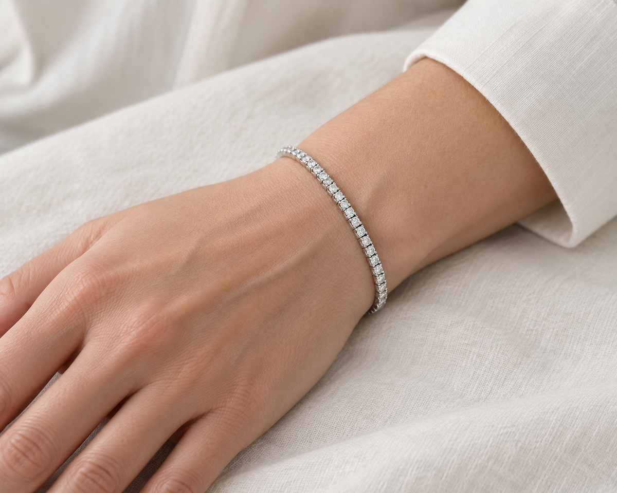 Esclava de hilera de brillantes V-2988/PU — primer plano de la joya puesta
