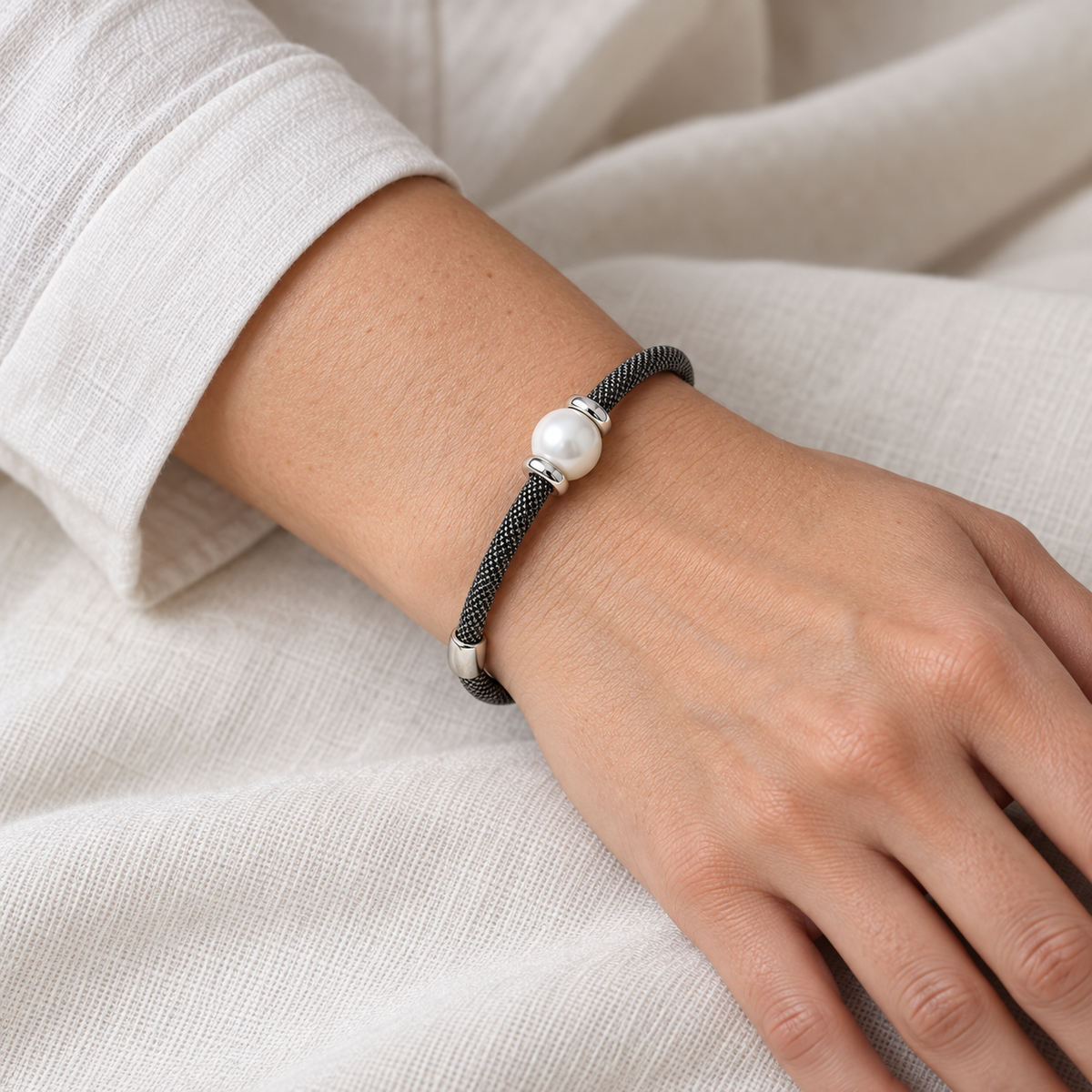 Pulsera de acero y centro claro luminoso V-3000/PU — primer plano de la joya puesta