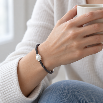 Pulsera de acero y centro claro luminoso V-3000/PU — joya puesta desde otro ángulo