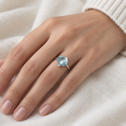 Anillo de centro azul claro V-3026/S — primer plano de la joya puesta