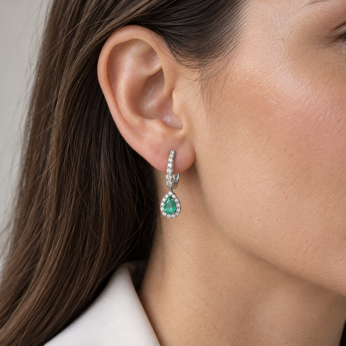 Pendientes de lágrima verde y aro luminoso V-3037/P — primer plano de la joya puesta