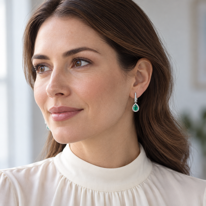 Pendientes de lágrima verde y aro luminoso V-3037/P — joya puesta con modelo