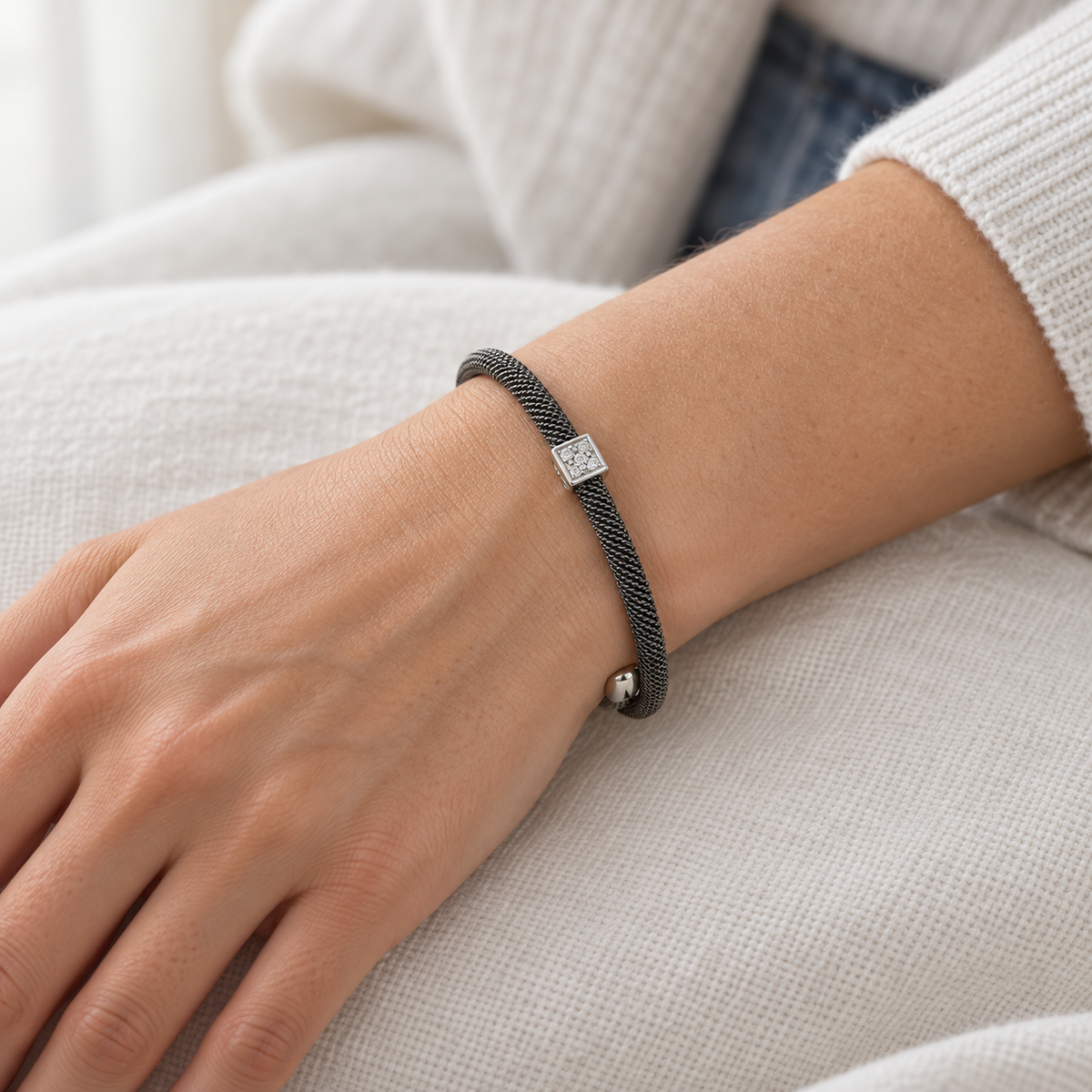 Pulsera de acero y cuadrado luminoso V-3114/PU — primer plano de la joya puesta
