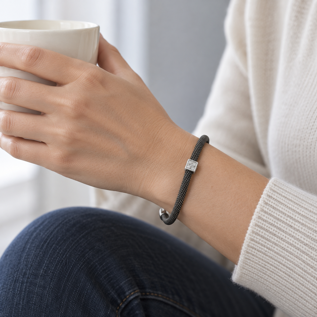 Pulsera de acero y cuadrado luminoso V-3114/PU — joya puesta desde otro ángulo