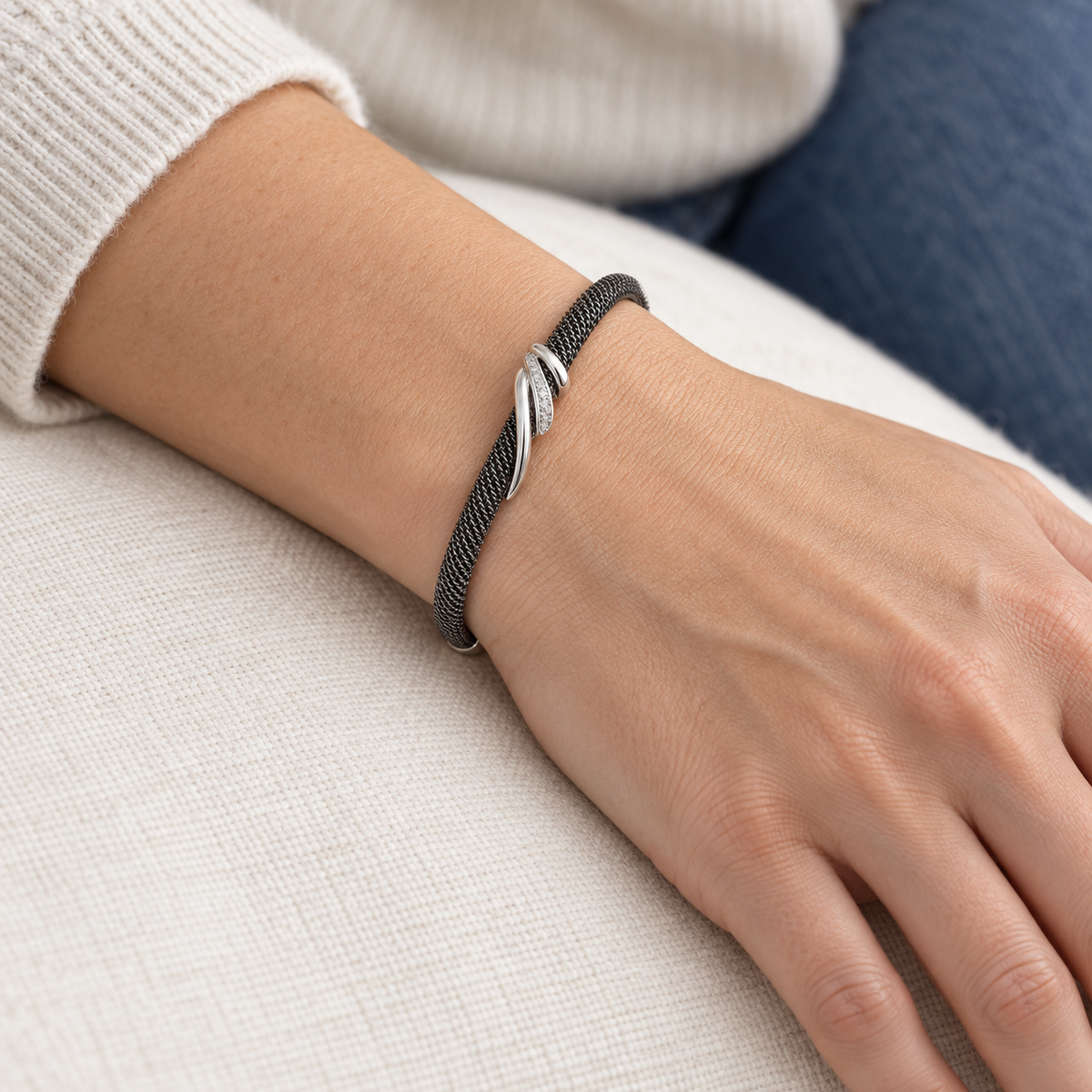Pulsera de acero y bandas diagonales V-3130/PU — primer plano de la joya puesta