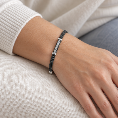 Pulsera de acero, oro y brillantes V-3131/PU — primer plano de la joya puesta