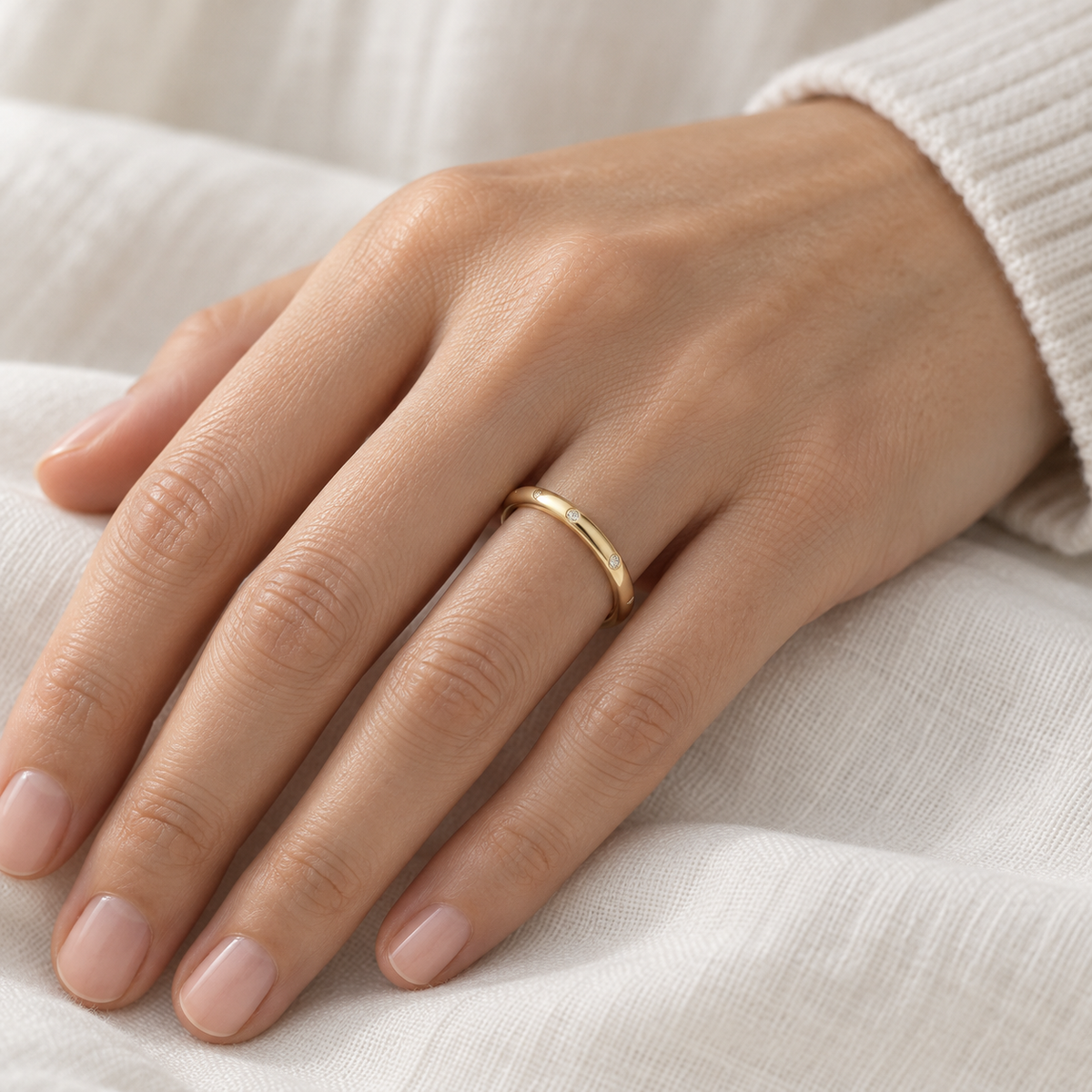 Anillo fino con destellos espaciados V-3142/S — primer plano de la joya puesta