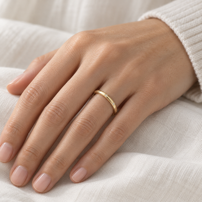 Anillo fino con destellos espaciados V-3142/S — primer plano de la joya puesta