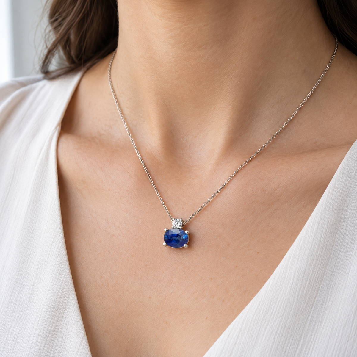 Colgante de centro azul ovalado V-3147/CL — joya puesta desde otro ángulo