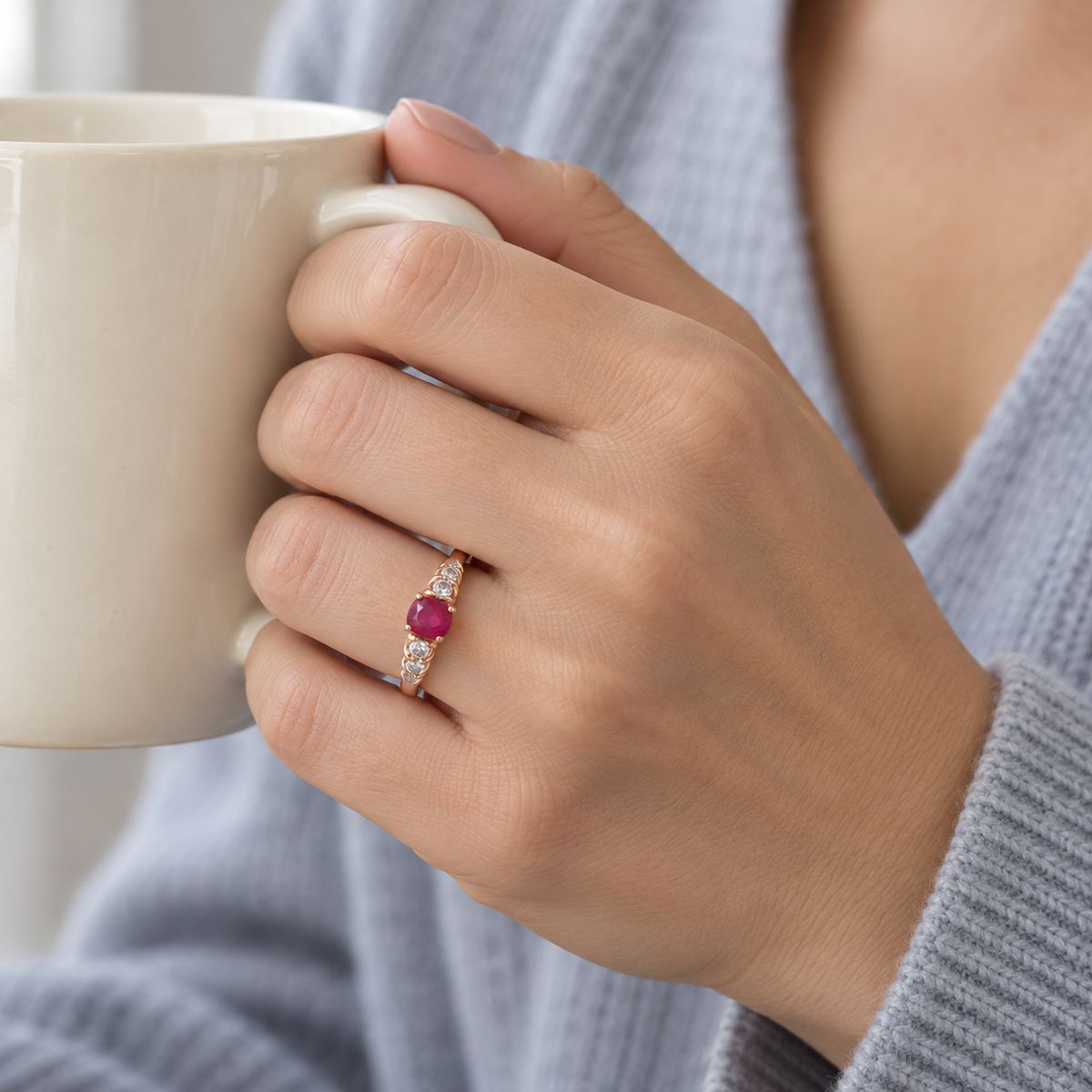 Anillo de centro rosado y hombros de luz V-3175/S — joya puesta desde otro ángulo