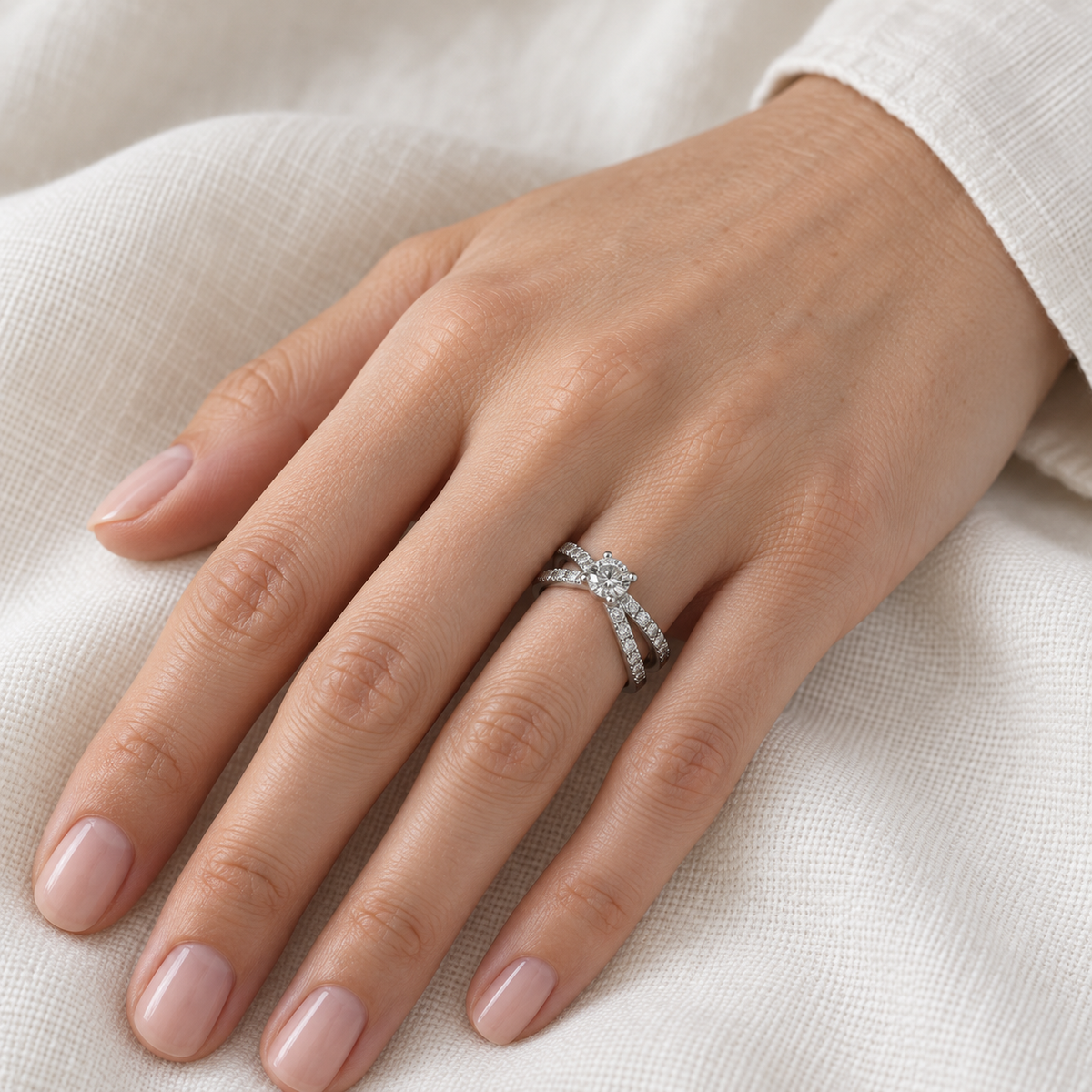 Anillo de compromiso con bandas cruzadas V-3177/S — primer plano de la joya puesta