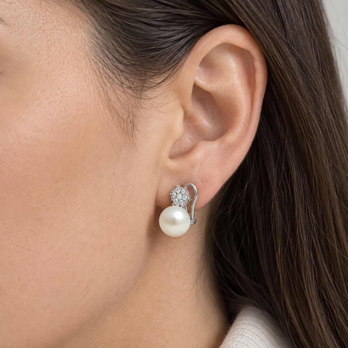 Pendientes de perla y rosetón luminoso V-3183/P — primer plano de la joya puesta