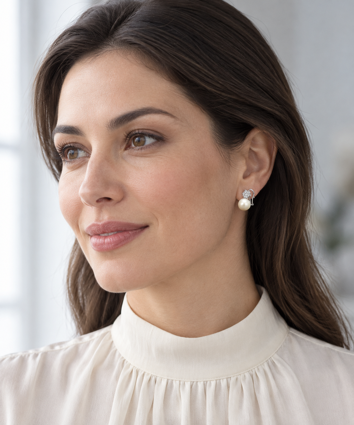 Pendientes de perla y rosetón luminoso V-3183/P — joya puesta con modelo