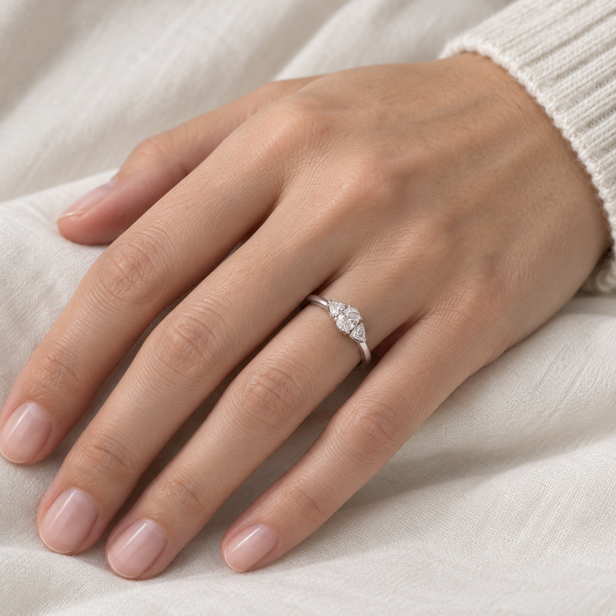 Anillo de compromiso con conjunto central V-3190/S — primer plano de la joya puesta