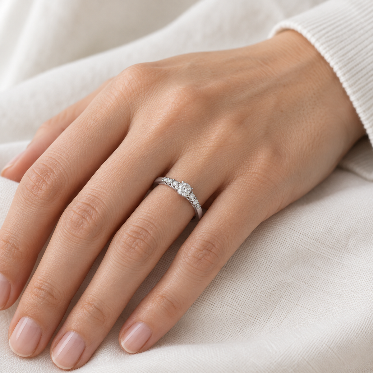 Anillo de compromiso con frente de luz V-3204/S — primer plano de la joya puesta