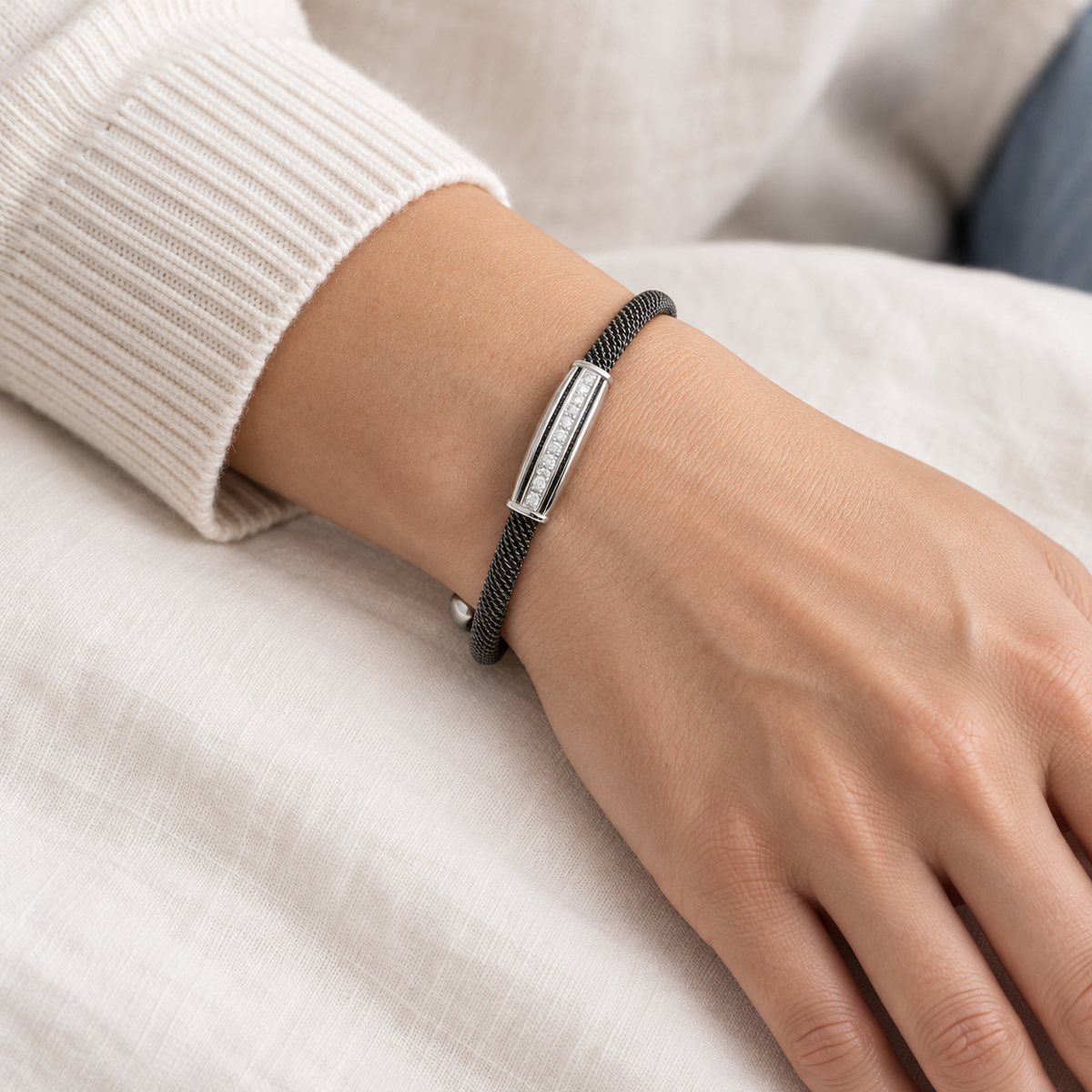Pulsera de acero con barra luminosa V-3214/PU — primer plano de la joya puesta