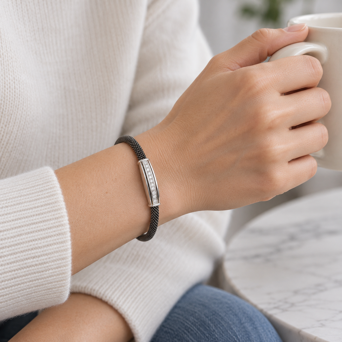 Pulsera de acero con barra luminosa V-3214/PU — joya puesta desde otro ángulo