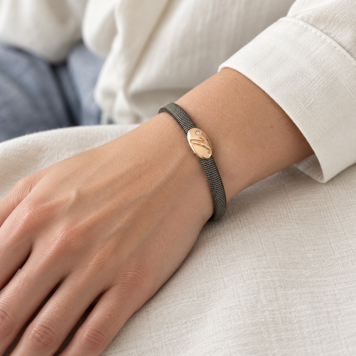 Pulsera de acero con óvalo dorado V-3220/PU — primer plano de la joya puesta