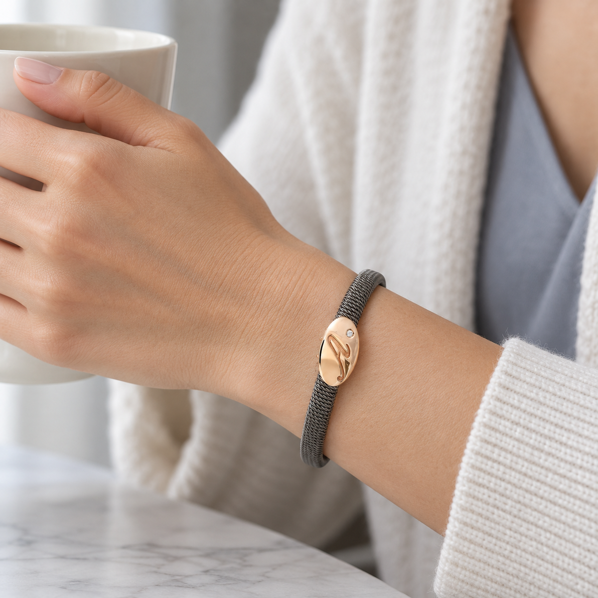Pulsera de acero con óvalo dorado V-3220/PU — joya puesta desde otro ángulo