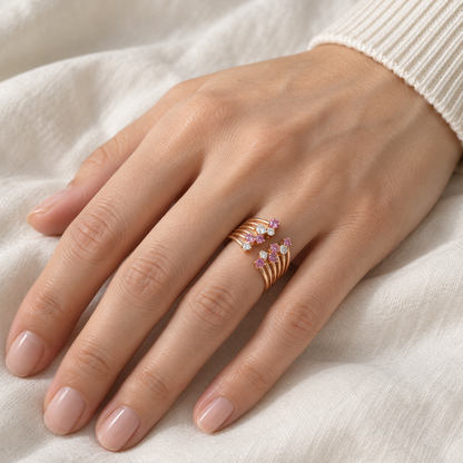 Anillo abierto de bandas y centros rosados V-3223/S — primer plano de la joya puesta