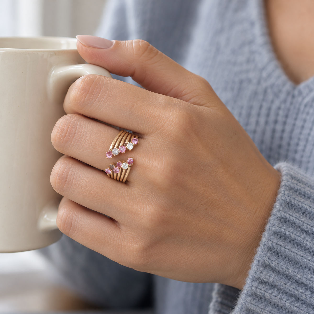 Anillo abierto de bandas y centros rosados V-3223/S — joya puesta desde otro ángulo