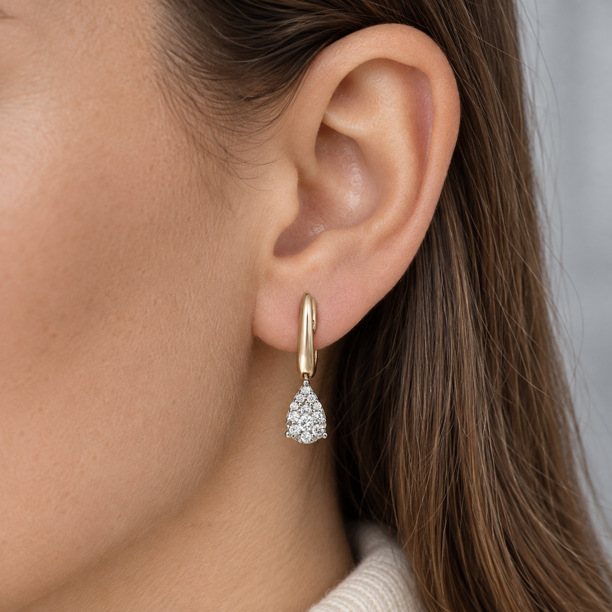 Pendientes de aro y lágrima luminosa V-3226/P — primer plano de la joya puesta