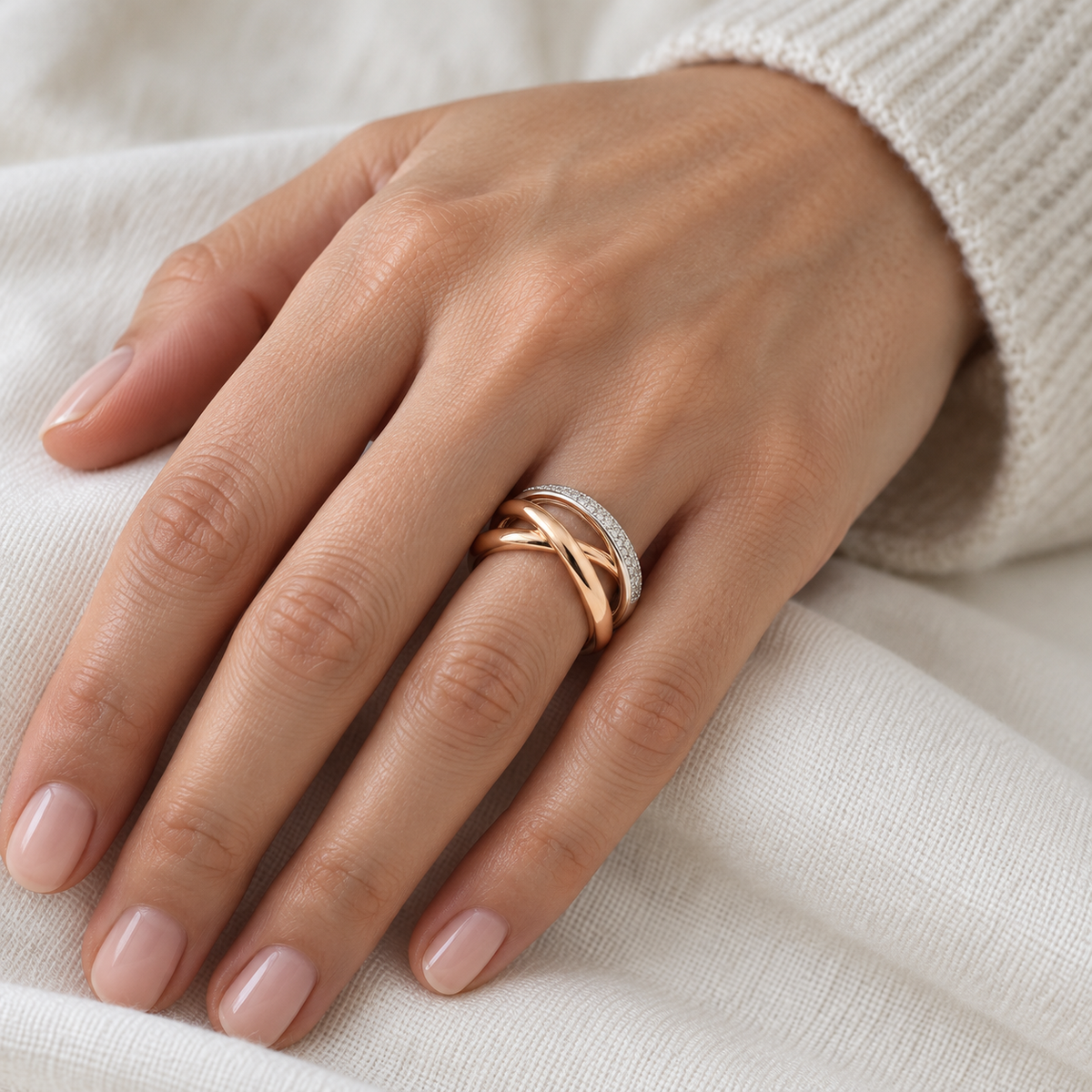 Anillo de bandas entrelazadas V-3235/S — primer plano de la joya puesta