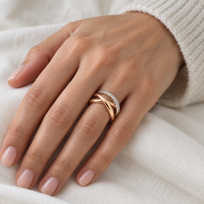 Anillo de bandas entrelazadas V-3235/S — primer plano de la joya puesta