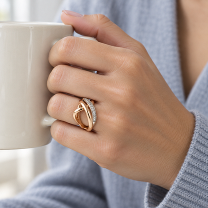 Anillo de bandas entrelazadas V-3235/S — joya puesta desde otro ángulo