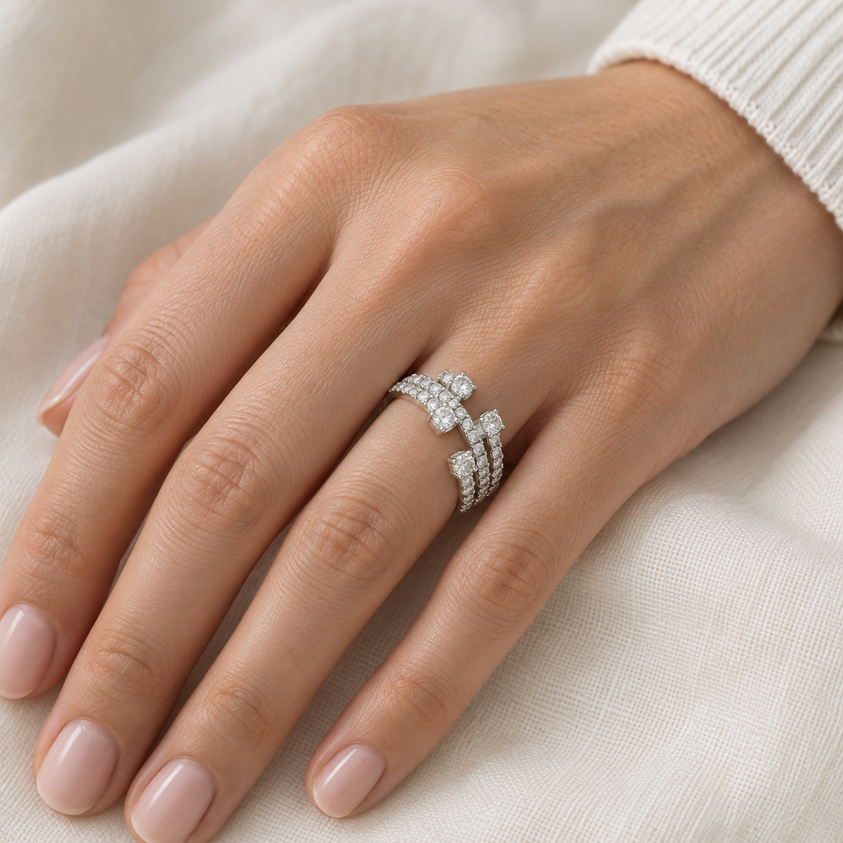 Anillo abierto con bandas luminosas V-3237/S — primer plano de la joya puesta