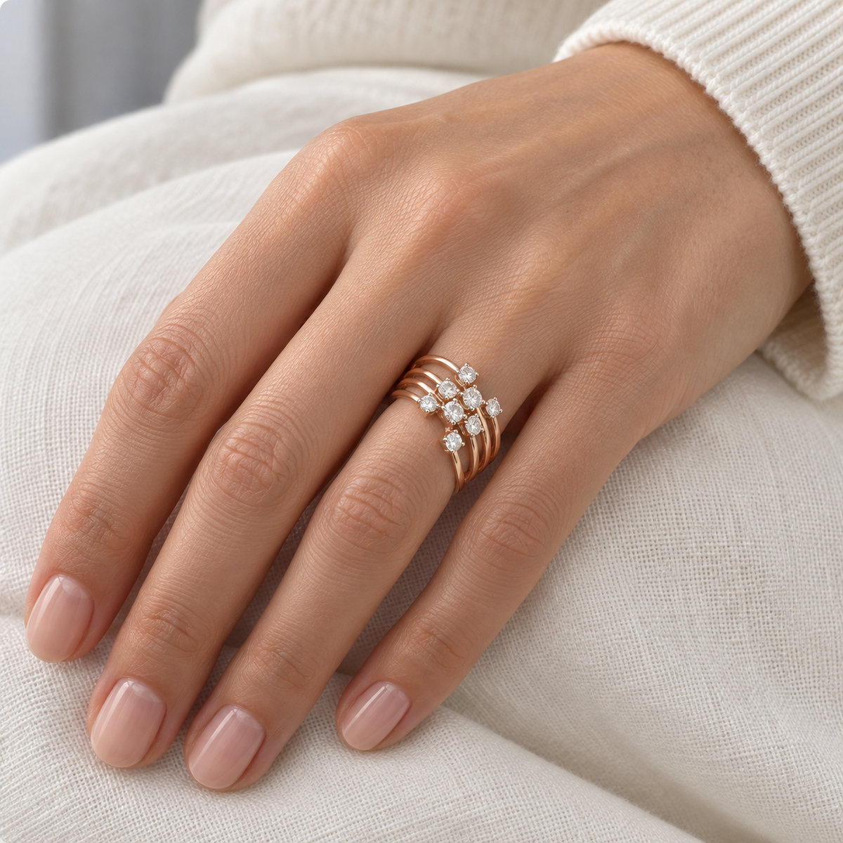 Anillo de bandas doradas y centros de luz V-3238/S — primer plano de la joya puesta