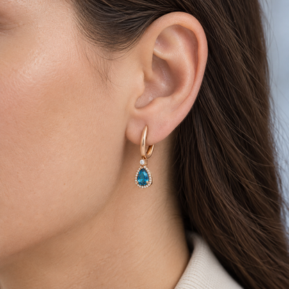 Pendientes de aro dorado y lágrima azul V-3239/P — primer plano de la joya puesta
