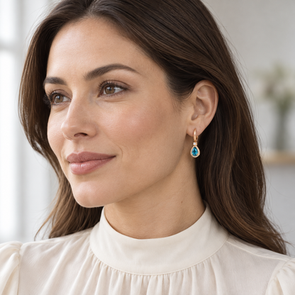 Pendientes de aro dorado y lágrima azul V-3239/P — joya puesta con modelo