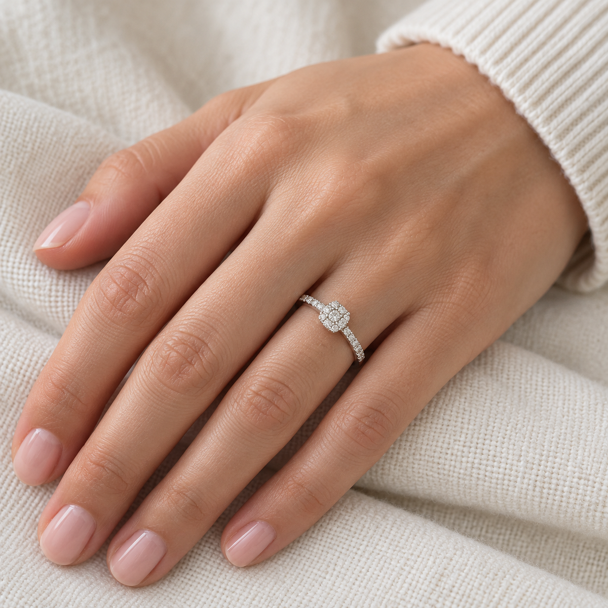 Anillo de compromiso de perfil fino V-3252/S — primer plano de la joya puesta
