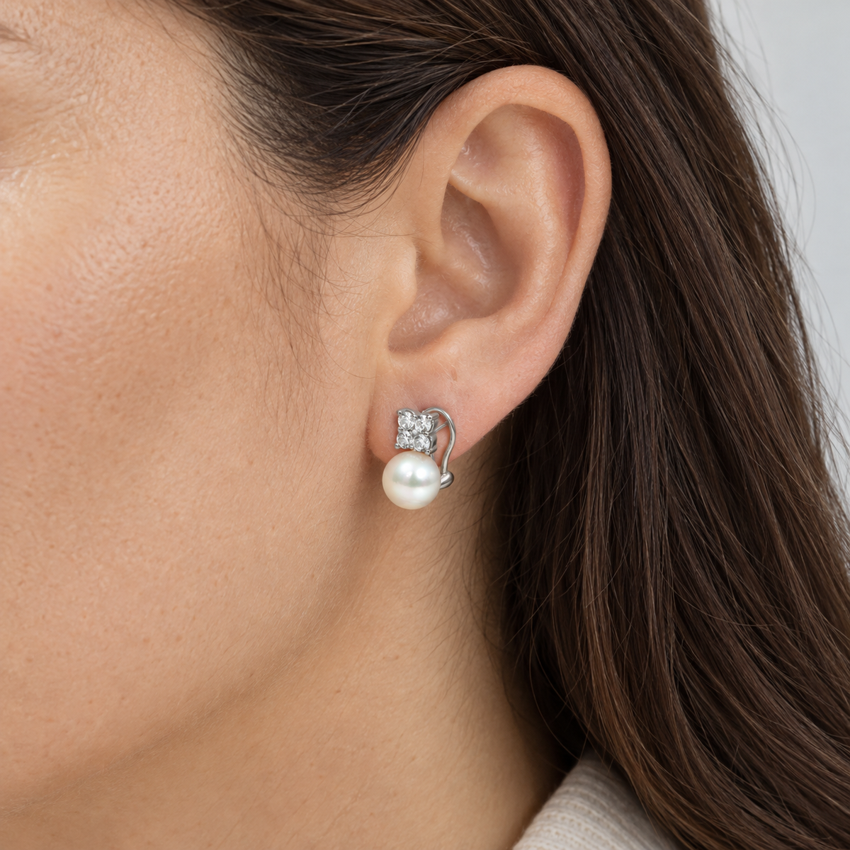 Pendientes de perla y frente luminoso V-3254/P — primer plano de la joya puesta
