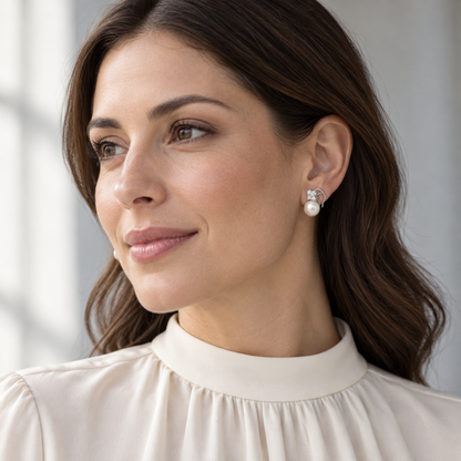 Pendientes de perla y frente luminoso V-3254/P — joya puesta con modelo