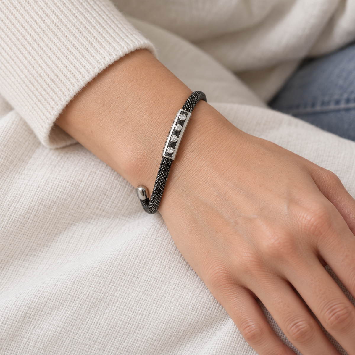 Pulsera de acero y franja geométrica V-3256/PU — primer plano de la joya puesta