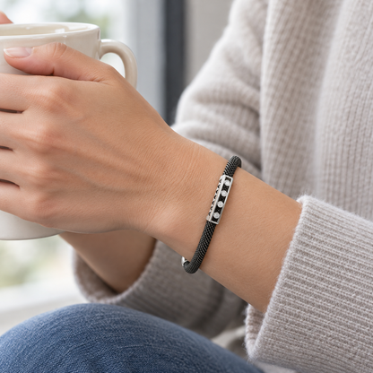 Pulsera de acero y franja geométrica V-3256/PU — joya puesta desde otro ángulo