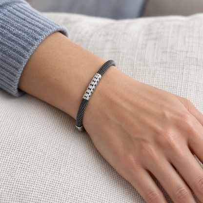 Pulsera de acero y oro con hilera de brillantes V-3258/PU — primer plano de la joya puesta
